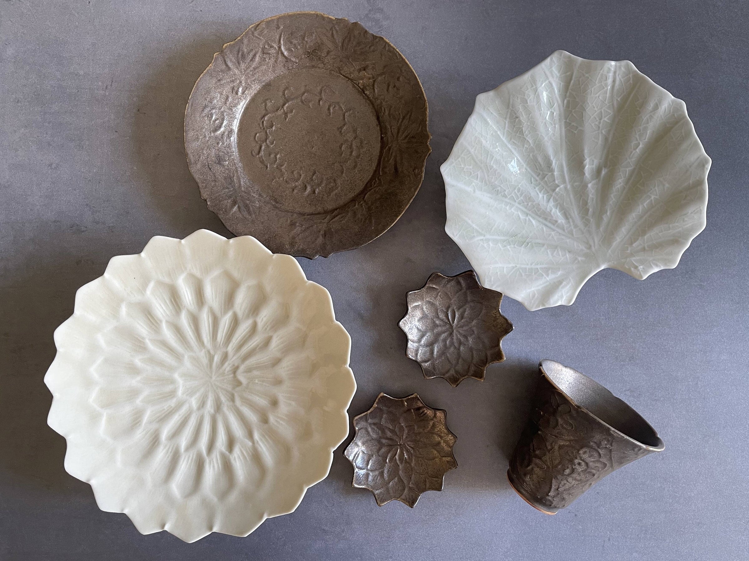 灰青釉ツワブキ 四寸皿【前田麻美】 | Elena Tokyo（絵れ菜Tokyo）